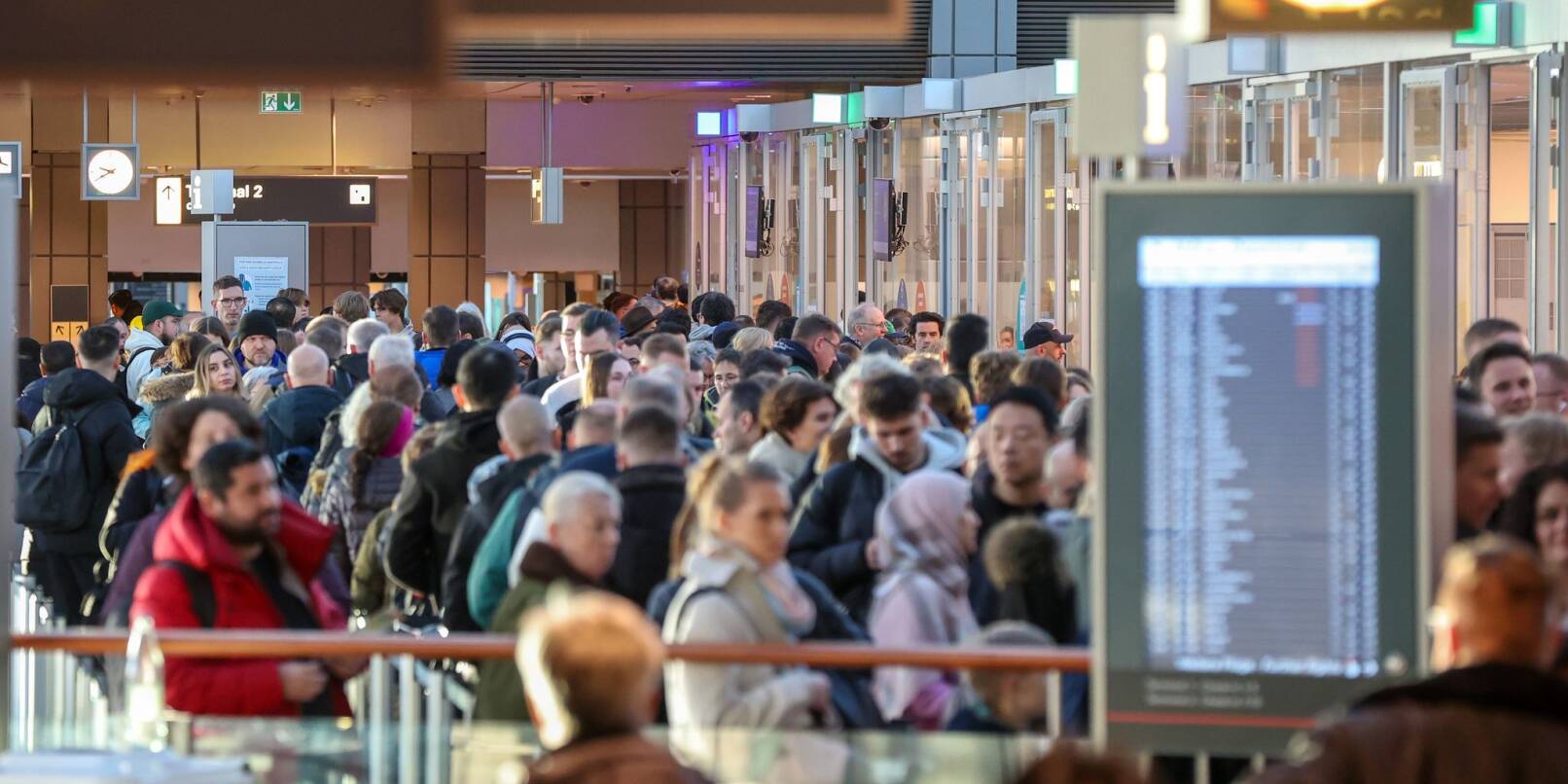 Verbraucher mussten im vergangenen Jahr bei Flugreisen viele Einschränkungen in Kauf nehmen - sie wandten sich oft an die Schlichtungsstelle Reise und Verkehr. (Archivbild) Verbraucher mussten im vergangenen Jahr bei Flugreisen viele Einschränkungen in Kauf nehmen - sie wandten sich oft an die Schlichtungsstelle Reise und Verkehr. (Archivbild)
