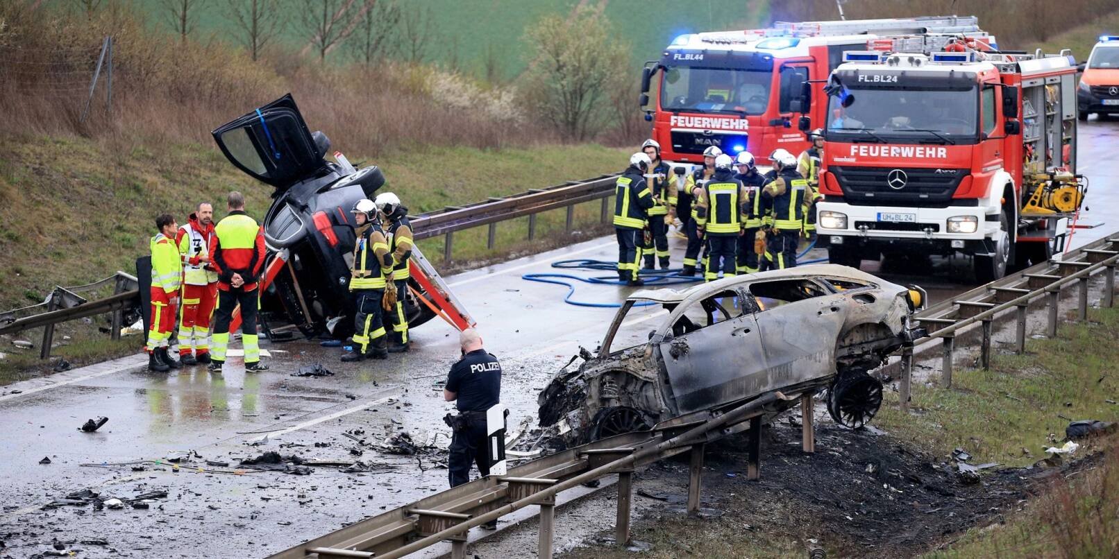 Ein ausgebrannter Pkw und ein weiteres verunfalltes Fahrzeug stehen an der Unfallstelle auf der B247. Der mutmaßliche Todesfahrer von Bad Langensalza hatte 1,3 Promille im Blut.