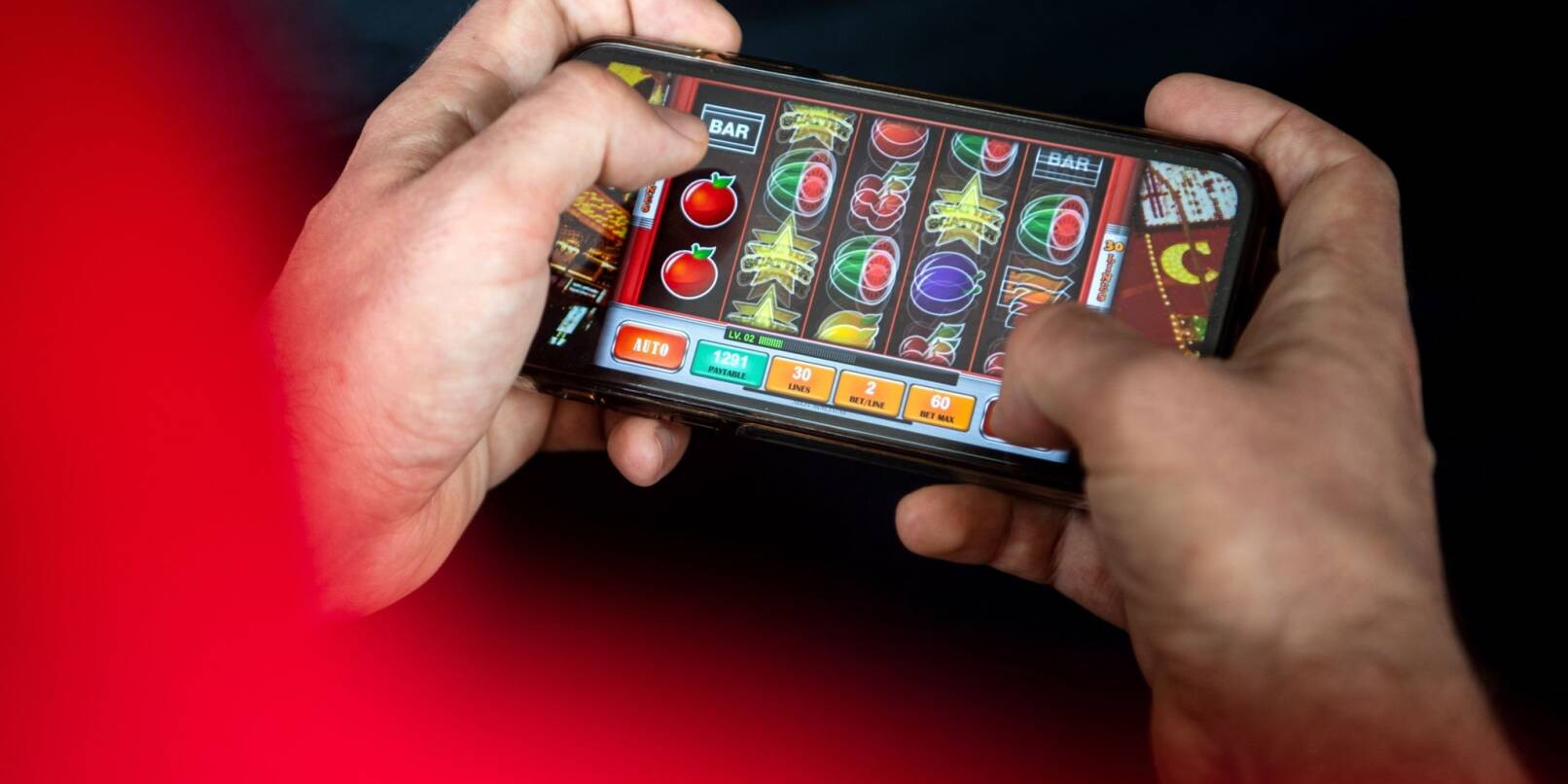 Glücksspiele auf einem Smartphone können zum Problem werden.