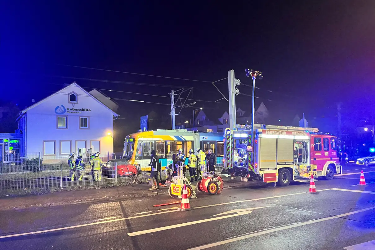 Weinheim: Auto blockiert nach Unfall bei Altem OEG-Bahnhof RNV-Verkehr ...
