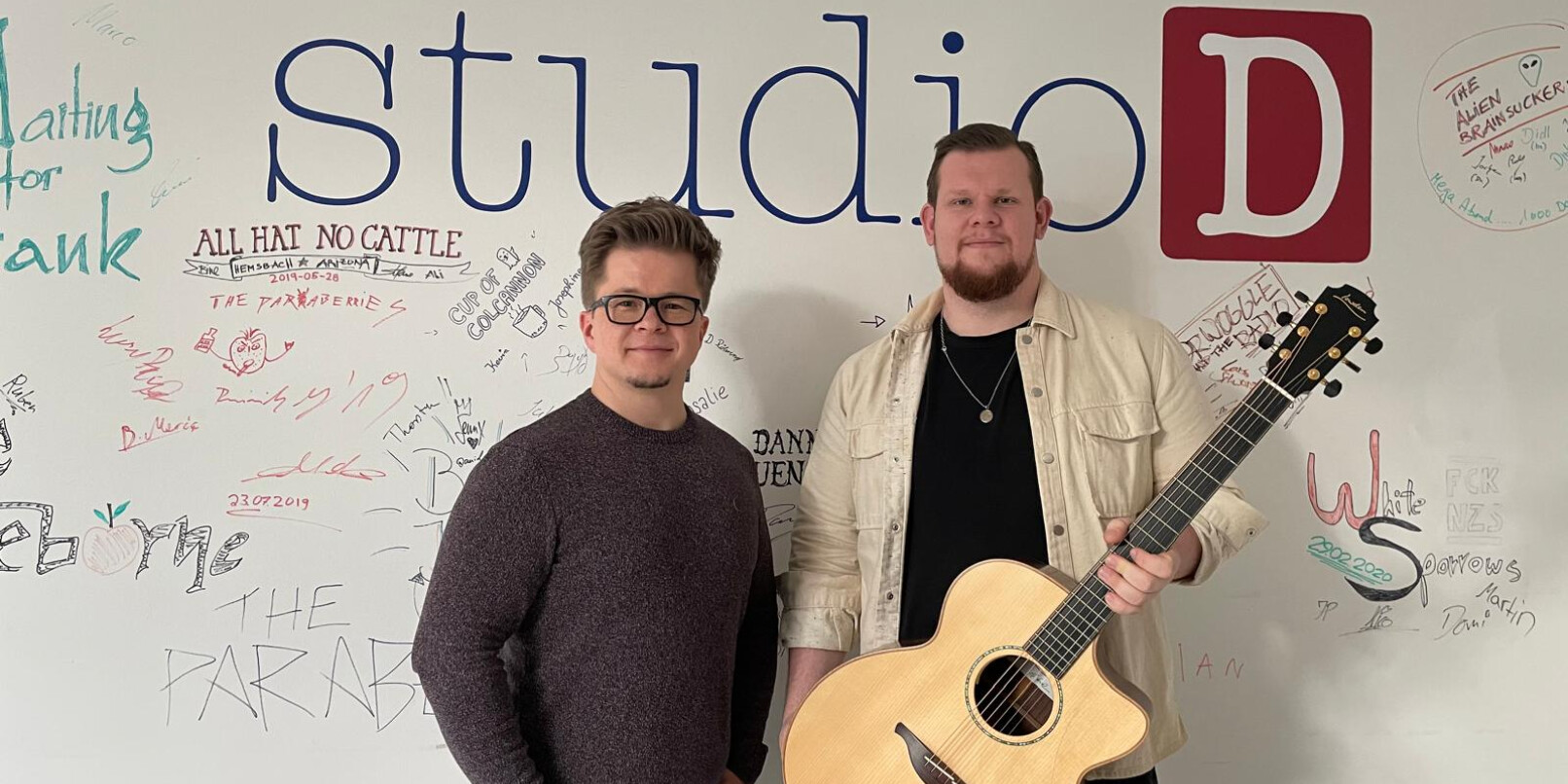Kai Ibkendanz und Simon Gropp bilden zusammen das Duo "Tunesday". Mit gefühlvollen Covern unter anderem von Ed Sheeran begeistern sie ihr Publikum in der Region. Kai Ibkendanz und Simon Gropp bilden zusammen das Duo "Tunesday". Mit gefühlvollen Covern unter anderem von Ed Sheeran begeistern sie ihr Publikum in der Region.