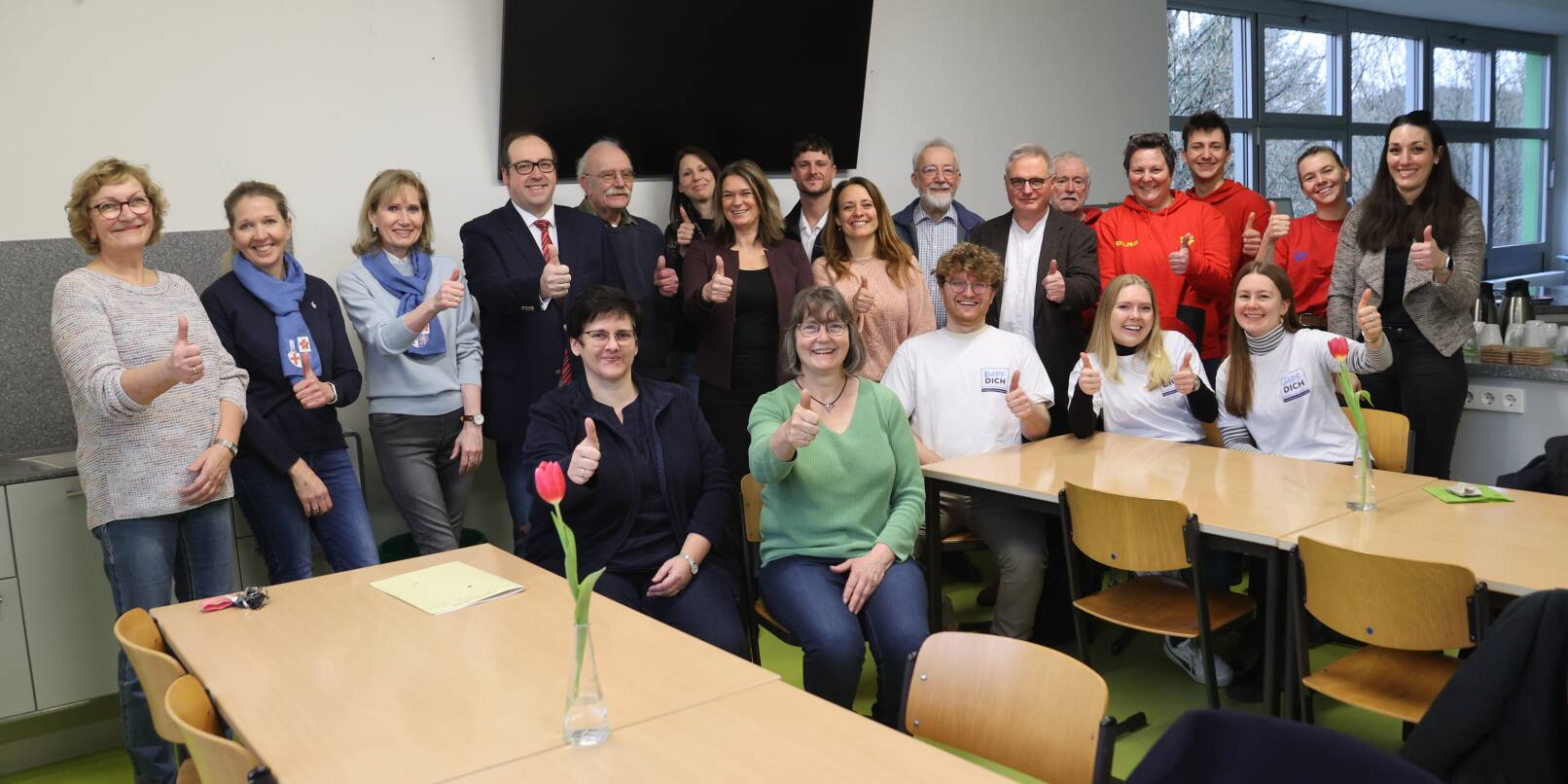 Das Referenten-Team des Yolo-Days in der Eugen-Bachmann-Schule. Die Erste Kreisbeigeordnete Angelika Beckenbach (Mitte) und Bürgermeister Dr. Sascha Weber (Vierter von links, hinten) wünschten in der Begrüßung der Veranstaltung einen guten Verlauf. Der Förderverein, vertreten durch den Vorsitzenden Thomas Wilke (Fünfter von links, hinten), unterstützt das Angebot. Das Referenten-Team des Yolo-Days in der Eugen-Bachmann-Schule. Die Erste Kreisbeigeordnete Angelika Beckenbach (Mitte) und Bürgermeister Dr. Sascha Weber (Vierter von links, hinten) wünschten in der Begrüßung der Veranstaltung einen guten Verlauf. Der Förderverein, vertreten durch den Vorsitzenden Thomas Wilke (Fünfter von links, hinten), unterstützt das Angebot.