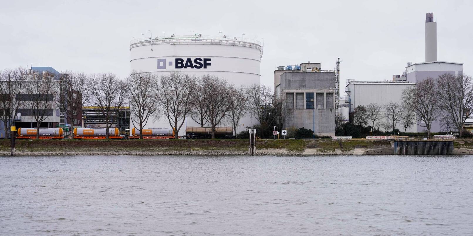 Der Schriftzug «BASF» ist an einer Anlage auf dem Gelände des Chemiekonzerns zu sehen.