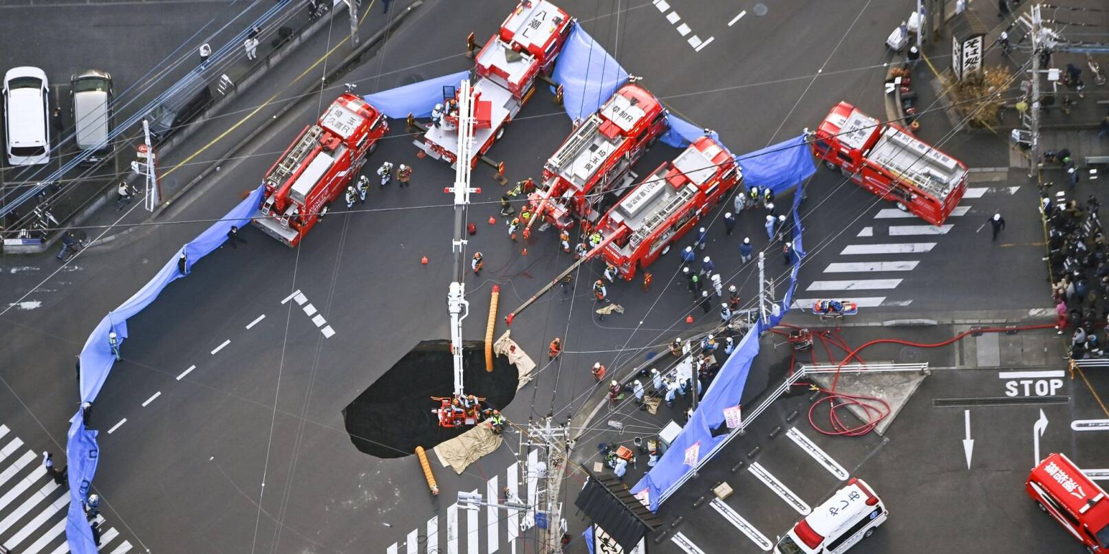 Mitten auf einer Kreuzung brach in Japan die Straße ein. Mitten auf einer Kreuzung brach in Japan die Straße ein.