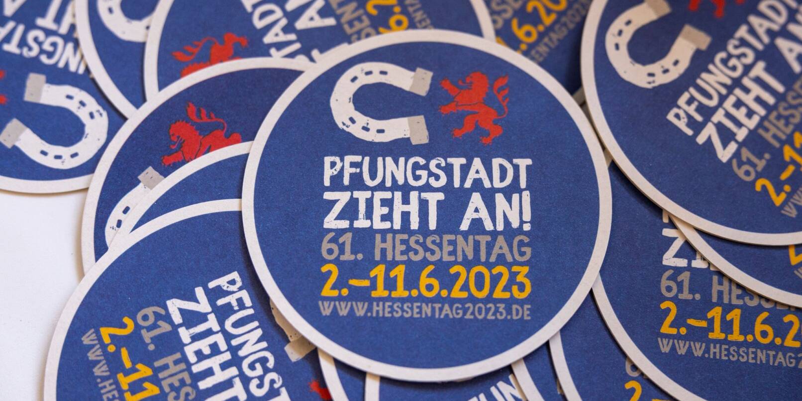 Das Hessentag-Logo ist auf einem Bierdeckel zu sehen.