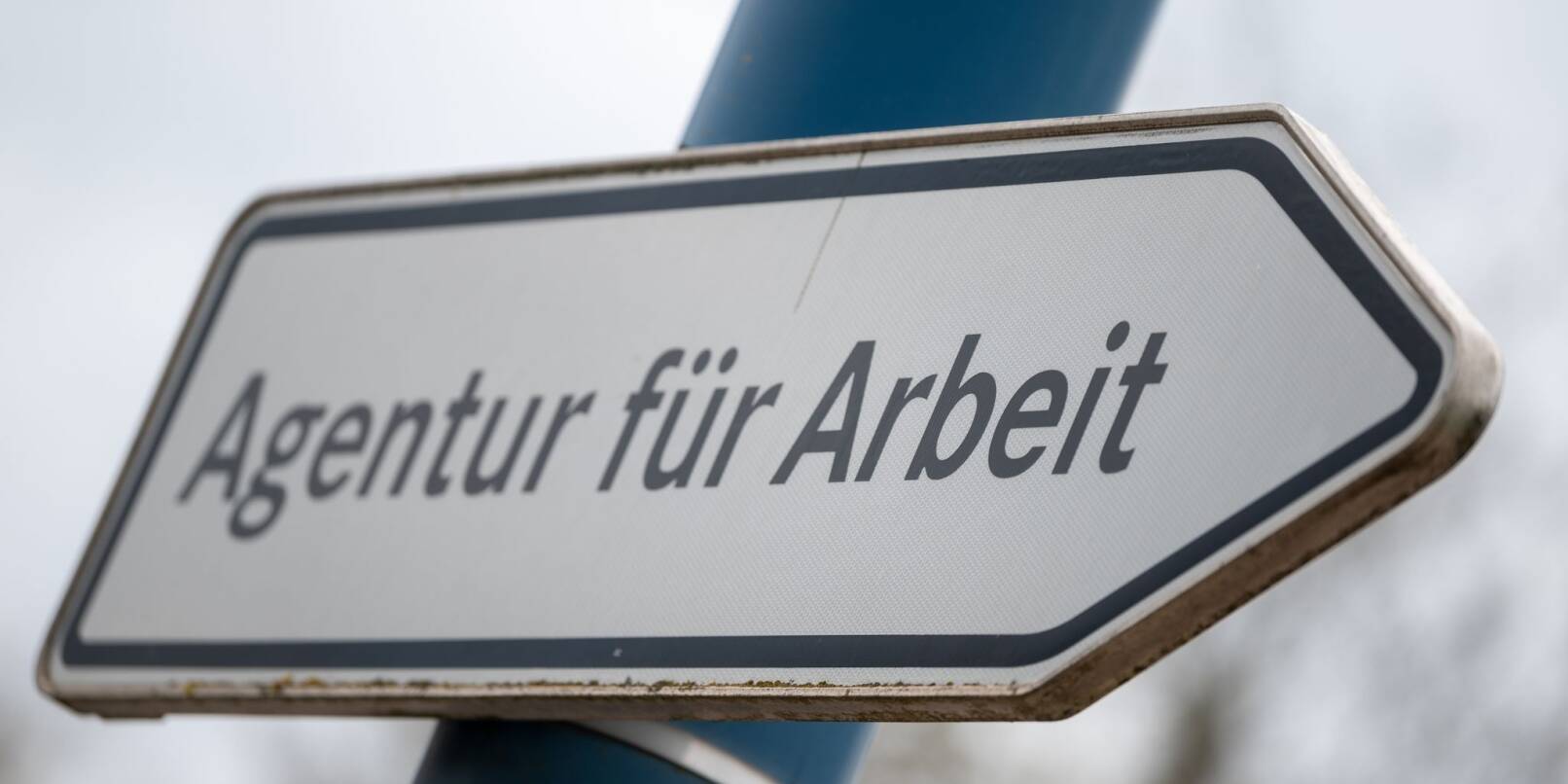 "Agentur für Arbeit" steht auf einem Wegweiser vor der Behörde in Sangerhausen.