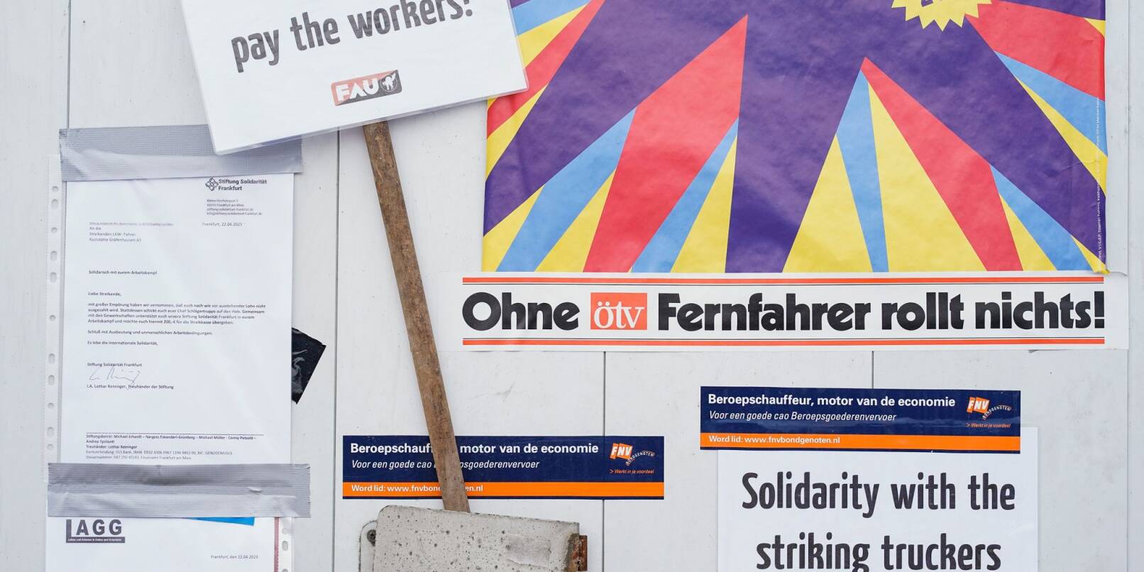 An der Tür eines Lastwagenanhängers sind auf der Raststätte Gräfenhausen-West Solidaritätsbekundungen und Streikslogans angebracht.