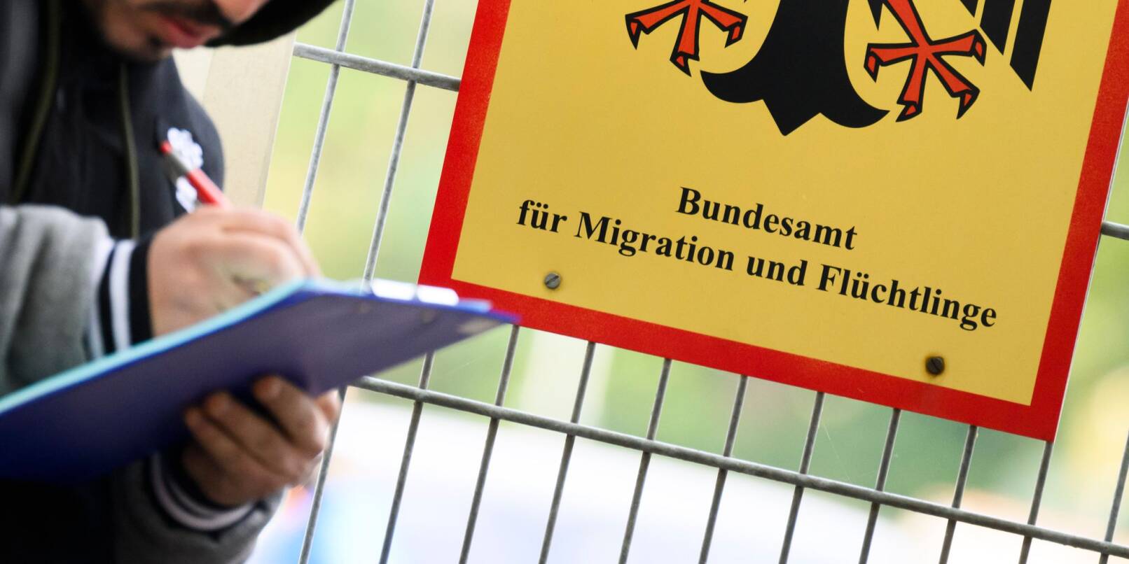 Das Bundesamt für Migration und Flüchtlinge (Bamf) untersteht dem Bundesinnenministerium. Die Mitarbeiter der Behörde entscheiden über Asylanträge. (Archivbild) Das Bundesamt für Migration und Flüchtlinge (Bamf) untersteht dem Bundesinnenministerium. Die Mitarbeiter der Behörde entscheiden über Asylanträge. (Archivbild)