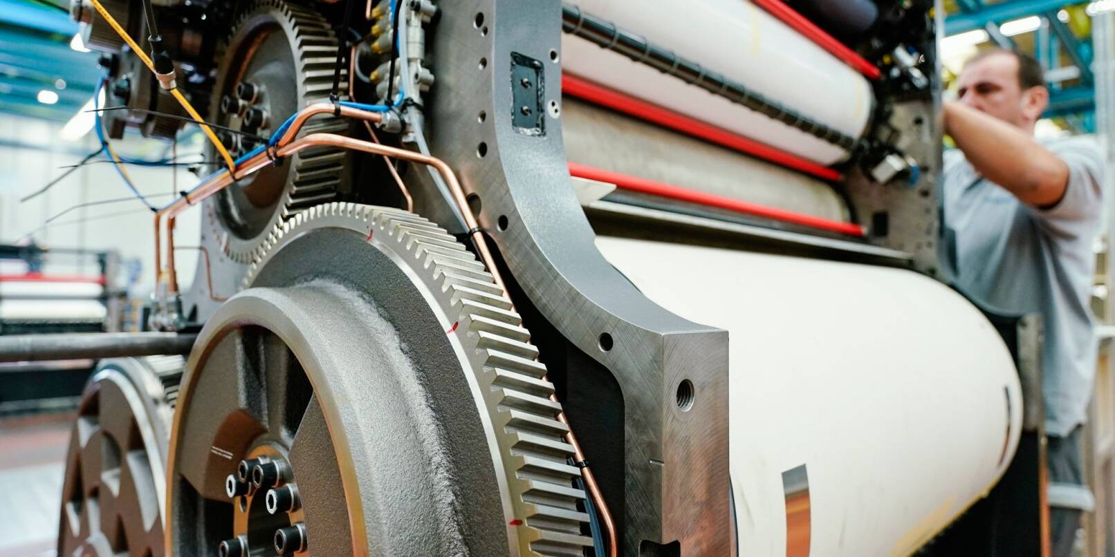 Ein Mitarbeiter montiert in einer Werkshalle am Stammsitz der Heidelberger Druckmaschinen AG ein Druckwerk vom Typ Speedmaster CX 102.