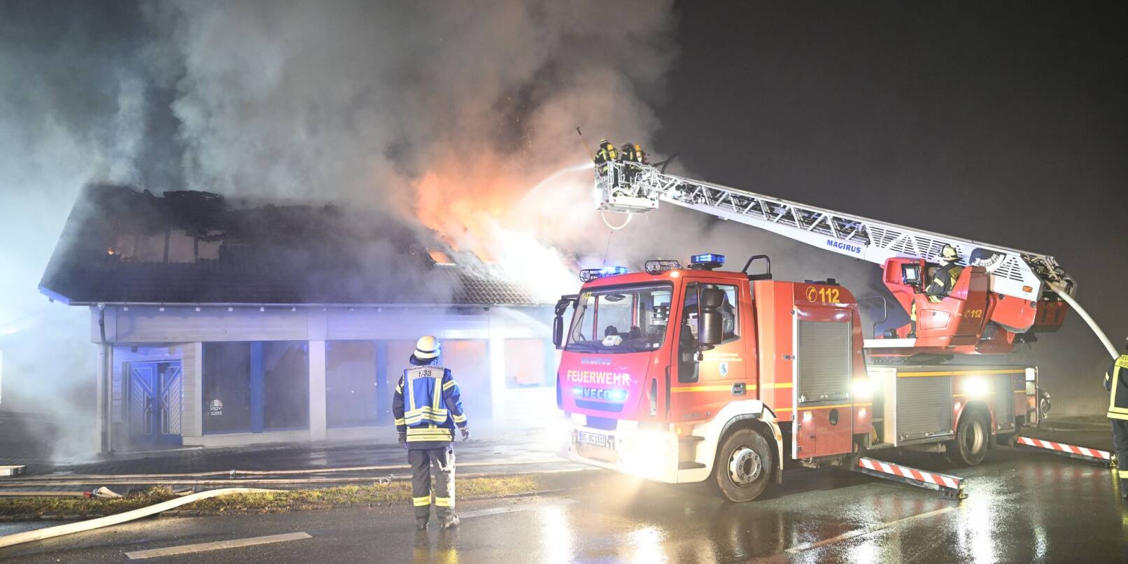 Etwa 100 Motorräder wurden bei dem Brand beschädigt. Etwa 100 Motorräder wurden bei dem Brand beschädigt.