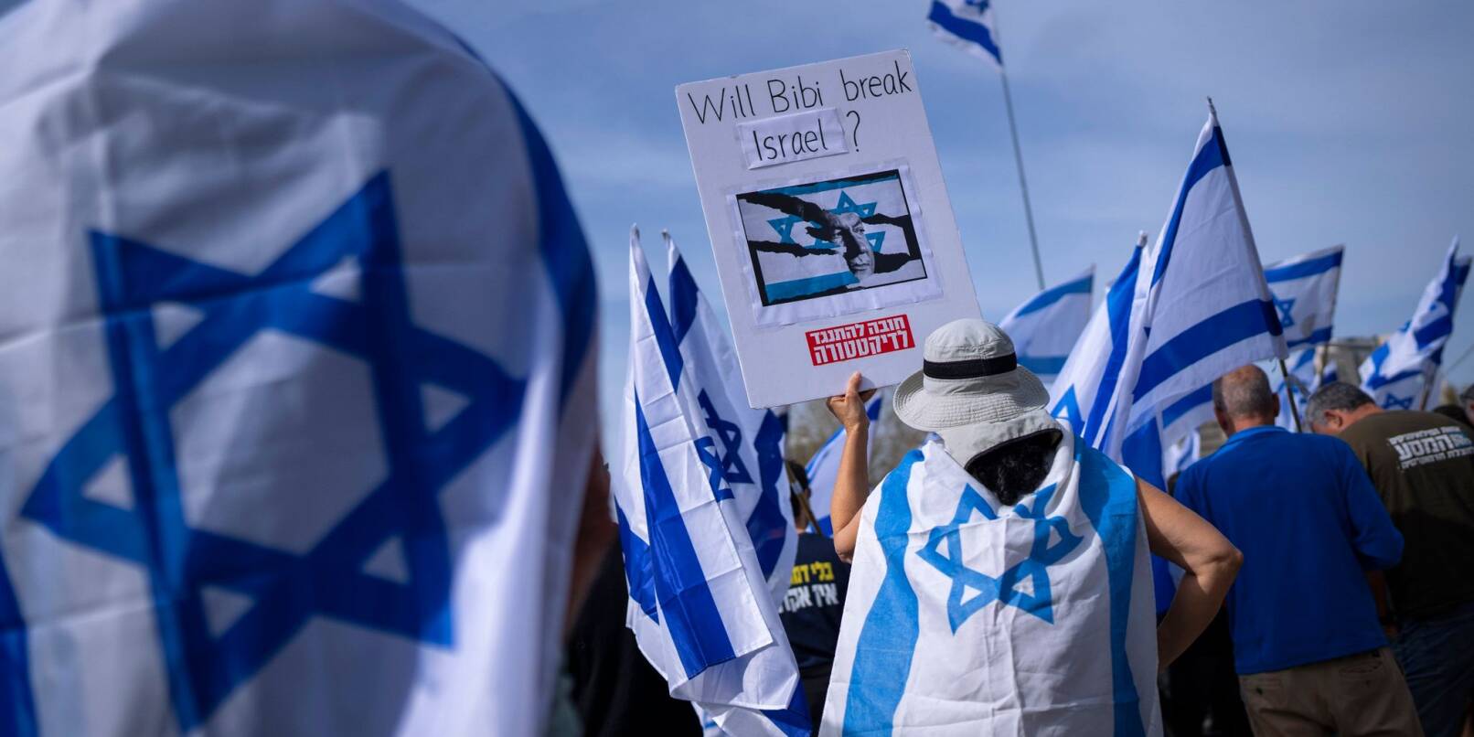 Israelis, zumeist Militärreservisten, protestieren gegen Pläne der Regierung von Premierminister Netanjahu, das Justizsystem zu überarbeiten.