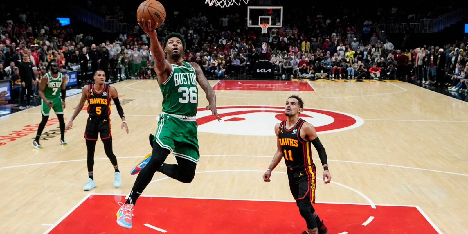 Marcus Smart von Boston Celtics punktet gegen Trae Young von den Atlanta Hawks.