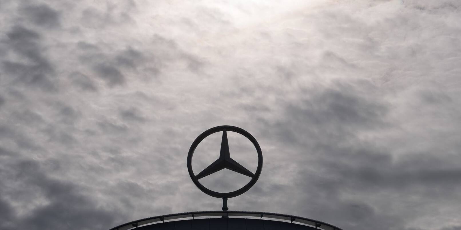 Ein Mercedes-Stern, das Logo der Marke Mercedes-Benz.