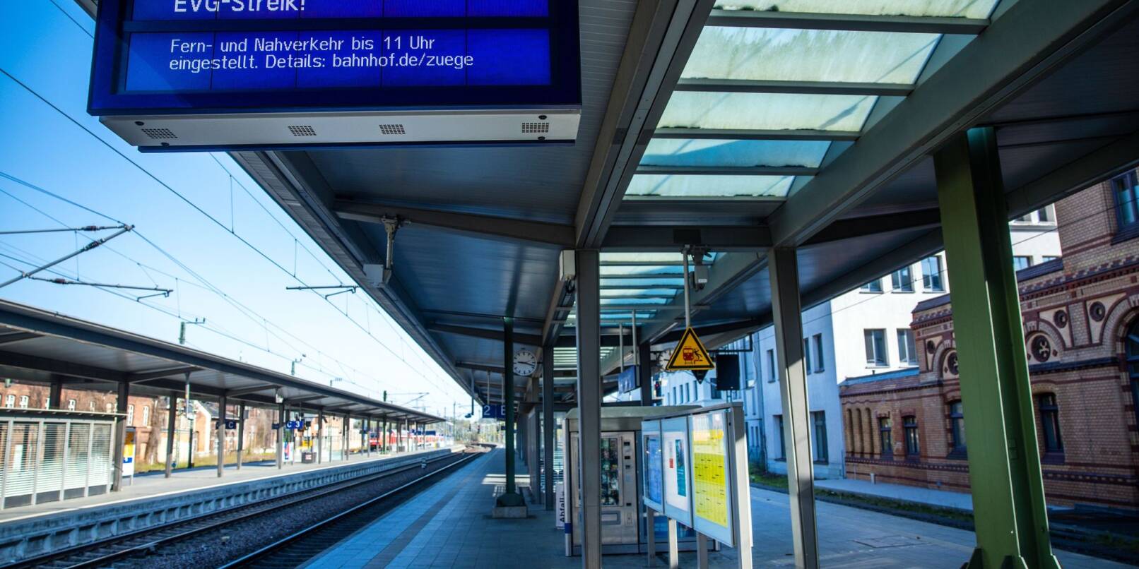 An der Anzeigetafel auf einem Bahnsteig des Hauptbahnhofs Schwerin wird der Schriftzug "EVG-Streik!" angezeigt.
