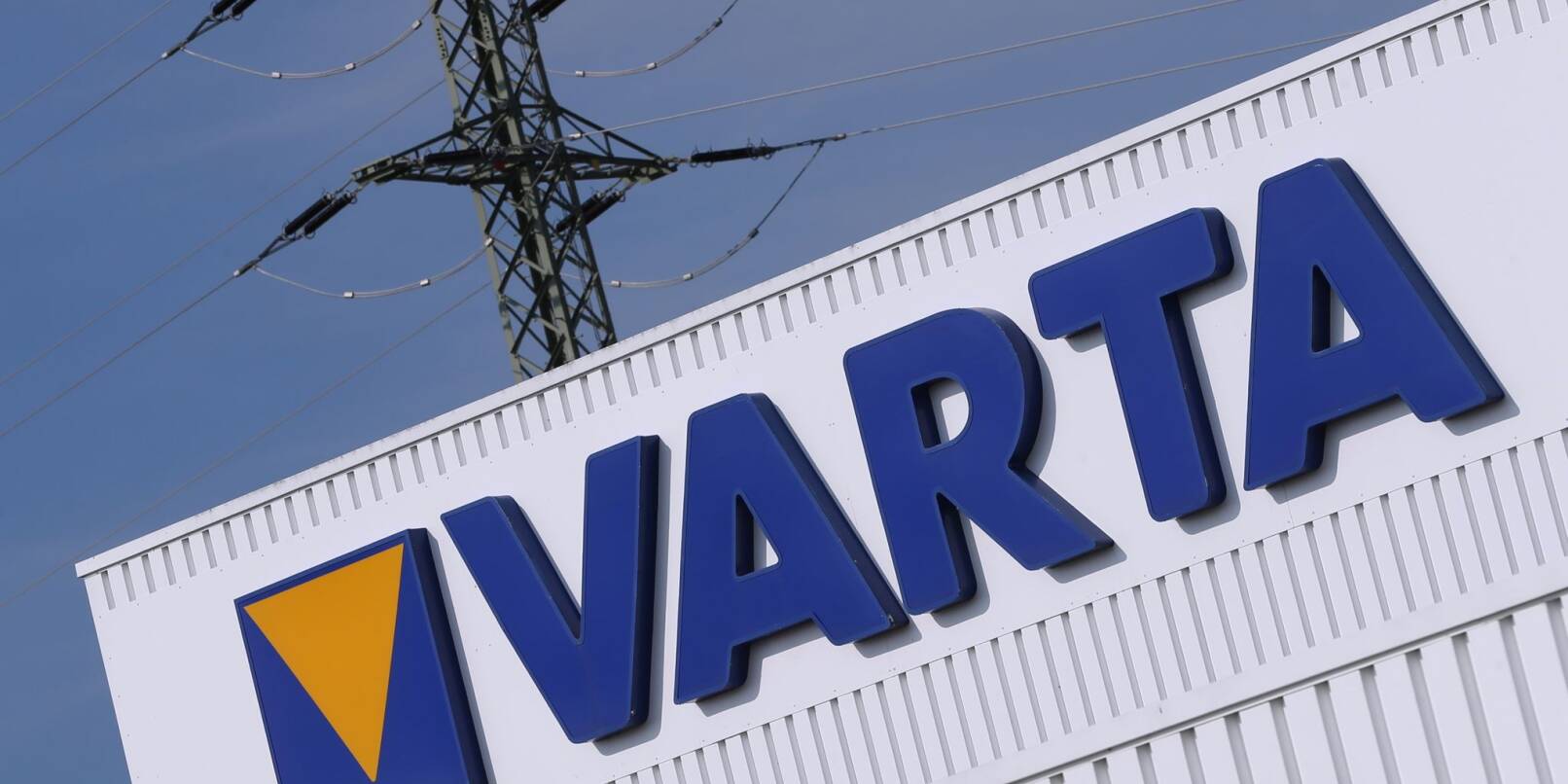 Das Firmenlogo und der Schriftzug «Varta» stehen an einem Firmengebäude des Batterieherstellers.