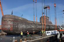 U-Boot für lange Reise ins Museum auf Ponton verladen
