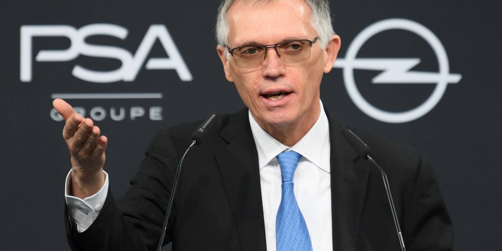 Der Chef des Opel-Mutterkonzerns Stellantis, Carlos Tavares, spricht während einer Pressekonferenz.