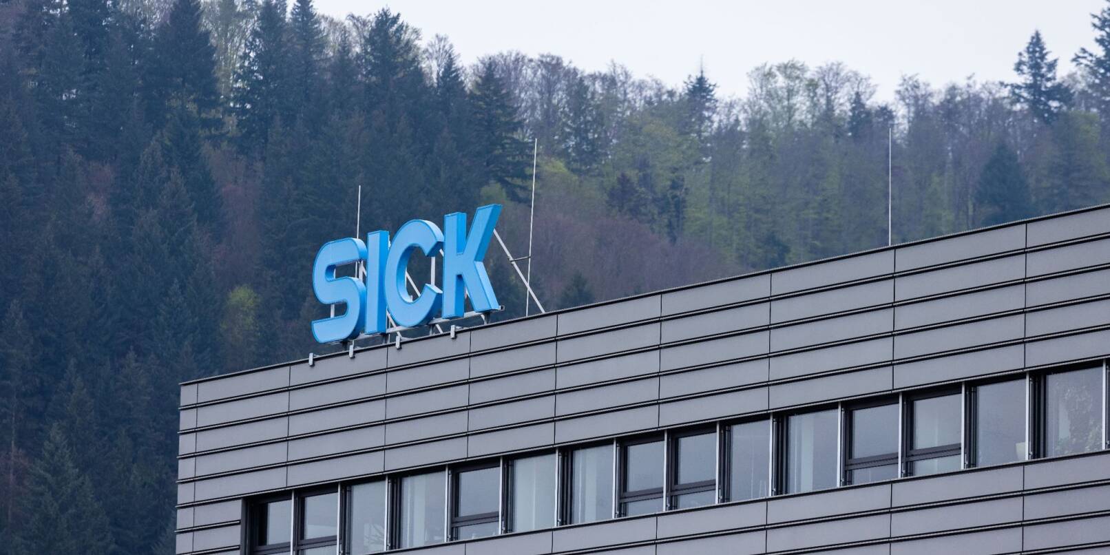Das Logo der Firma Sick ist auf einem Gebäude zu sehen.