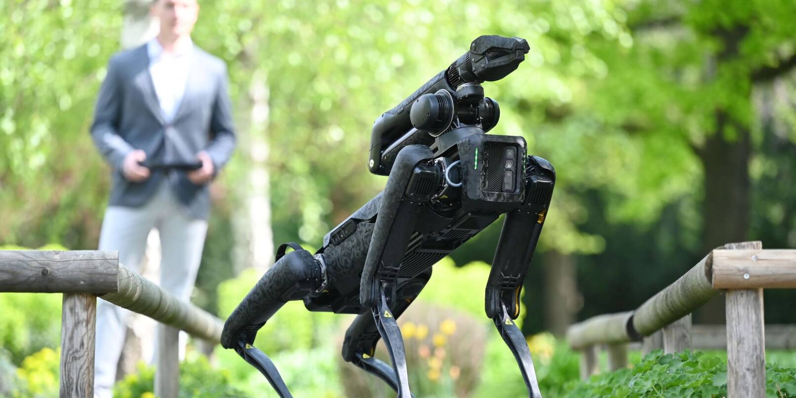 Ein Laufroboter steht während eines Pressetermins im Schloßgarten.