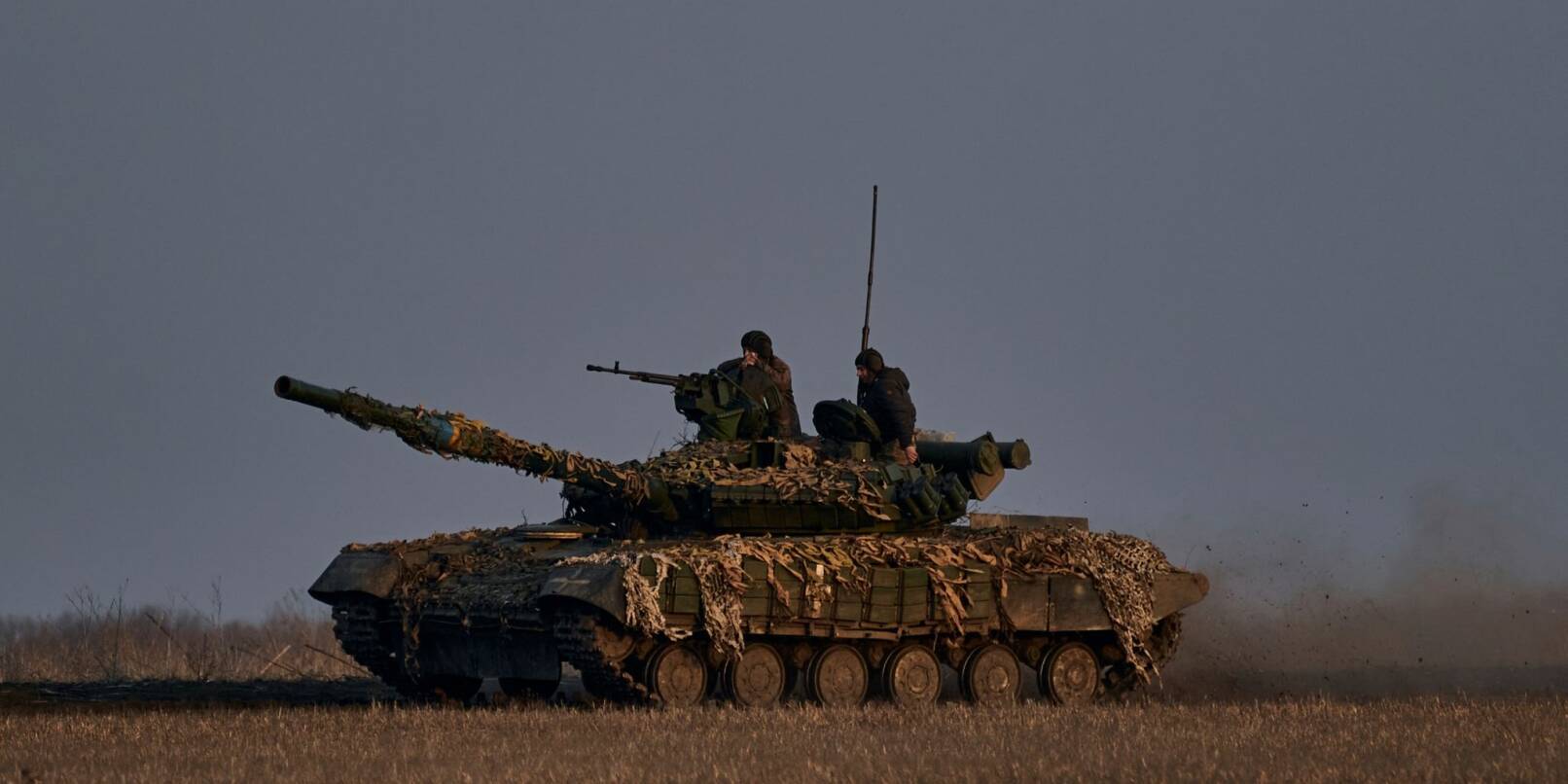 Ukrainische Soldaten fahren auf einem Panzer an der Frontlinie in der Region Donezk.