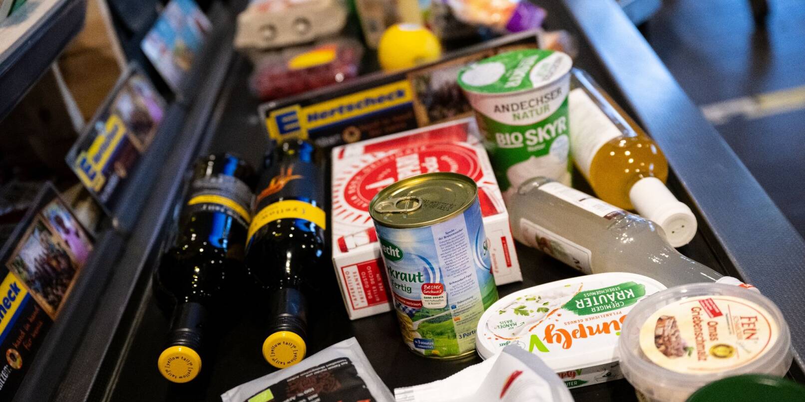 Lebensmittel auf dem Kassenband: Die Inflation in Deutschland ist im April geringfügig gesunken.
