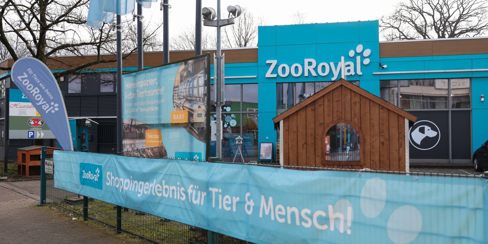 Bisher gibt es nur vier stationäre Geschäfte von ZooRoyal, zwei davon in Hamburg. Bisher gibt es nur vier stationäre Geschäfte von ZooRoyal, zwei davon in Hamburg.