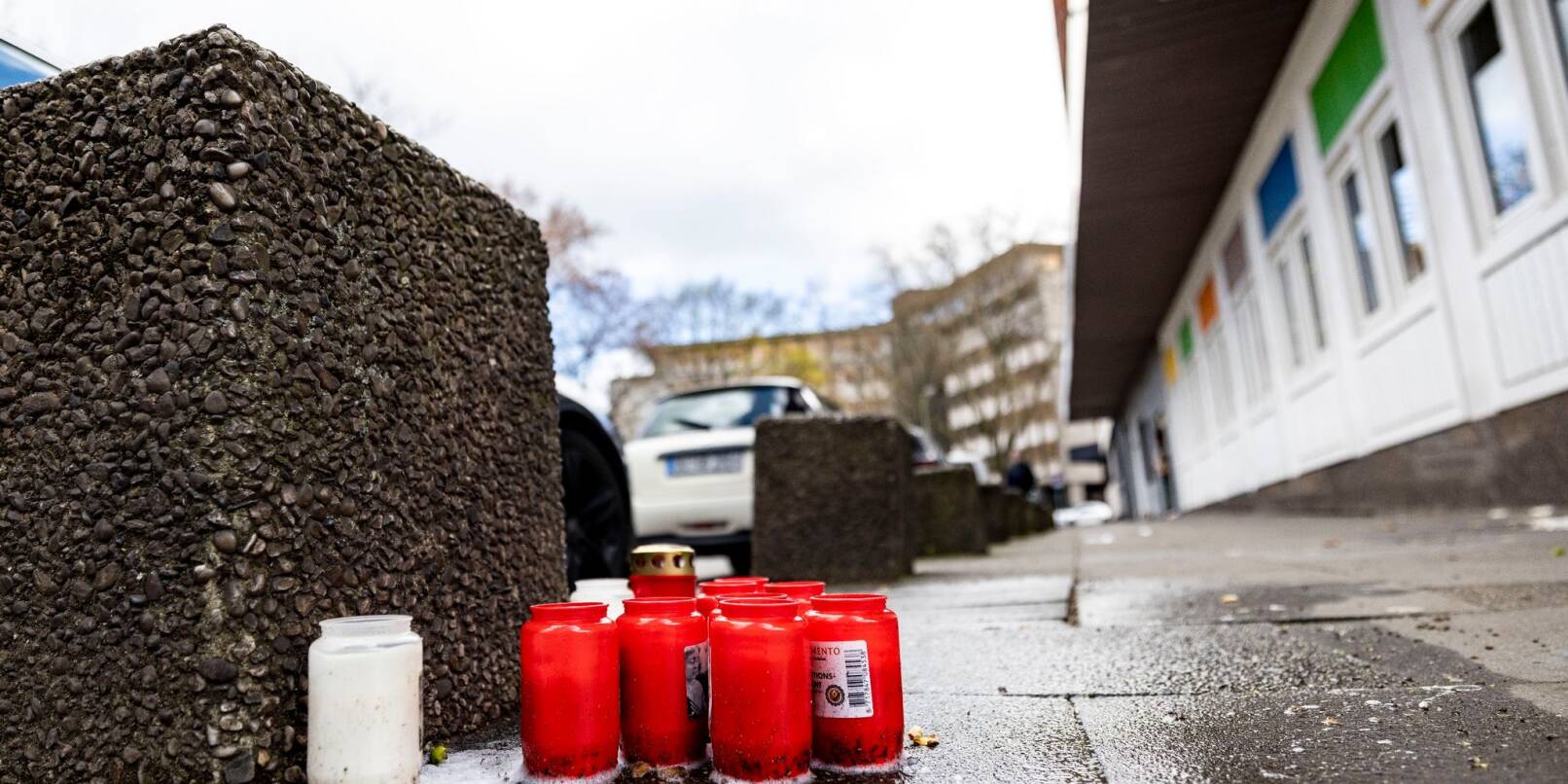 Passanten haben am Tatort Kerzen in der Duisburger Altstadt niedergelegt.