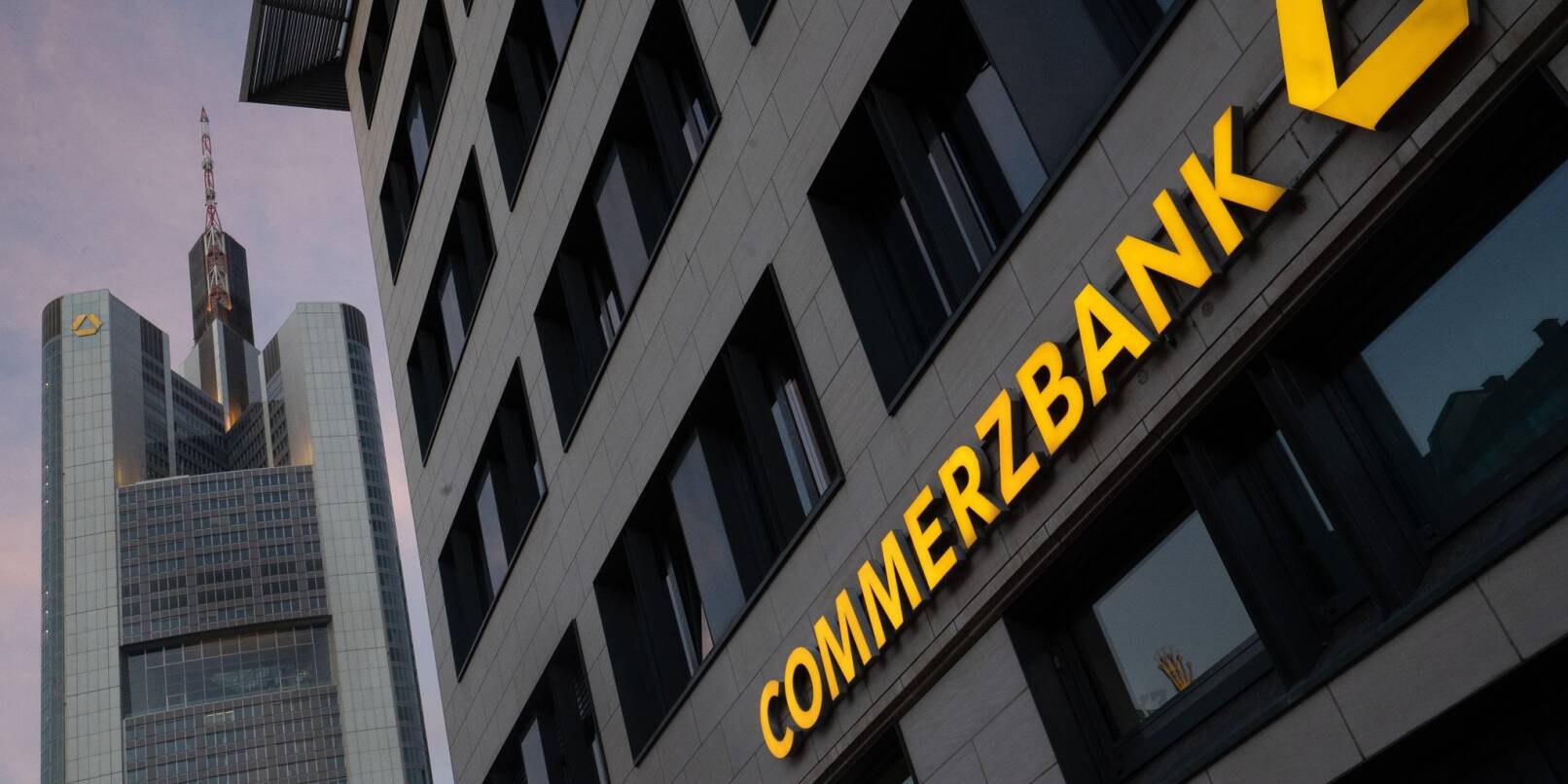 Der Schriftzug «Commerzbank» und das Logo sind auf einem Gebäude zu sehen.