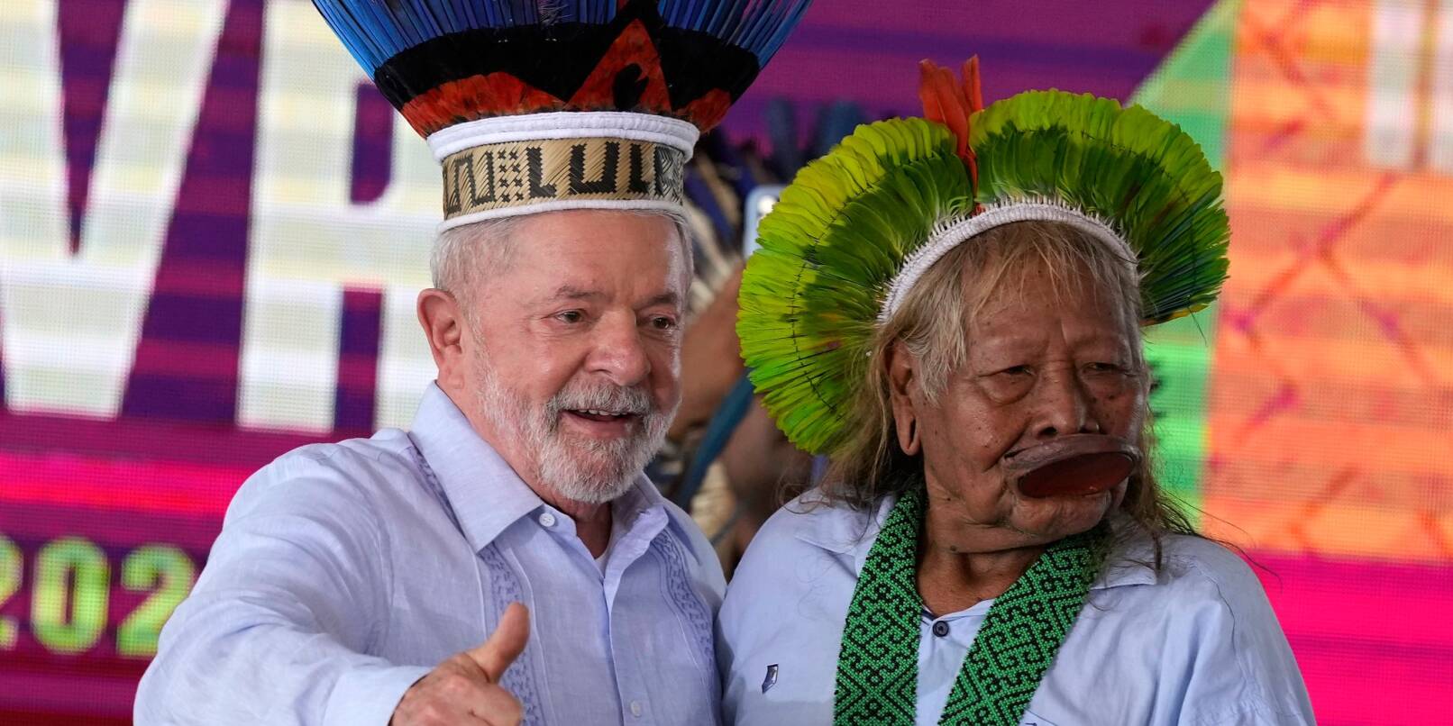 Präsident mit Federkrone: Luiz Inácio Lula da Silva (l.) mit dem Kaiapo-Oberhaupt Raoni Metuktire.