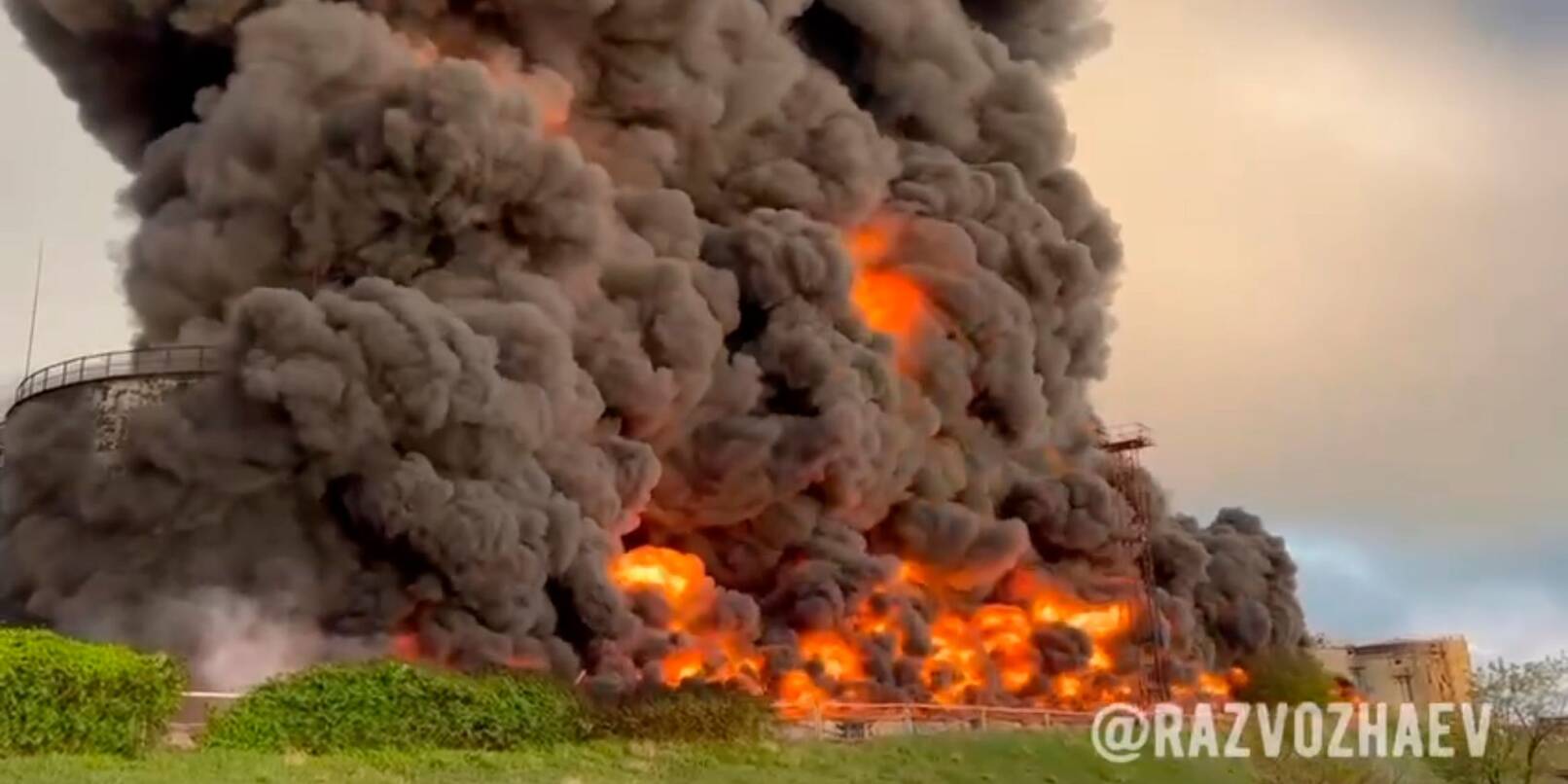 Der Gouverneur von Sewastopol hat ein Foto des brennenden Treibstofftanks auf Telegram verbreitet.