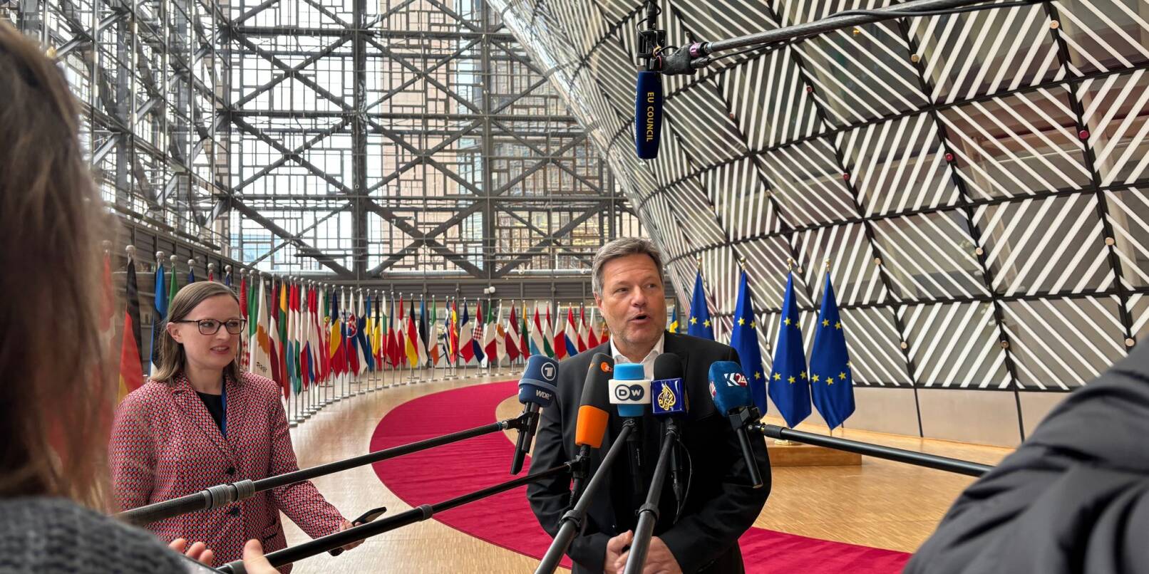 Wirtschaftsminister Robert Habeck findet, dass Brandenburgs Regierungschefs mit seinen Aussagen zu einer möglichen Rückkehr russischer Öllieferungen «völlig falsch» liegt. Wirtschaftsminister Robert Habeck findet, dass Brandenburgs Regierungschefs mit seinen Aussagen zu einer möglichen Rückkehr russischer Öllieferungen «völlig falsch» liegt.