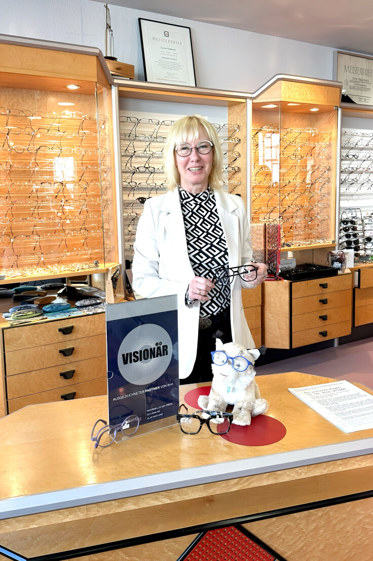Carena Widtmann stellt das neue und innovative Gleitsichtglas vor. Carena Widtmann stellt das neue und innovative Gleitsichtglas vor.
