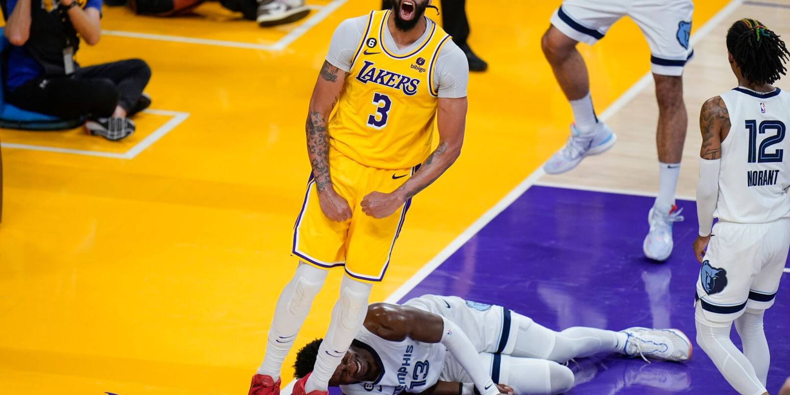 Die Lakers um Anthony Davis (l) erreichten die nächste Runde.