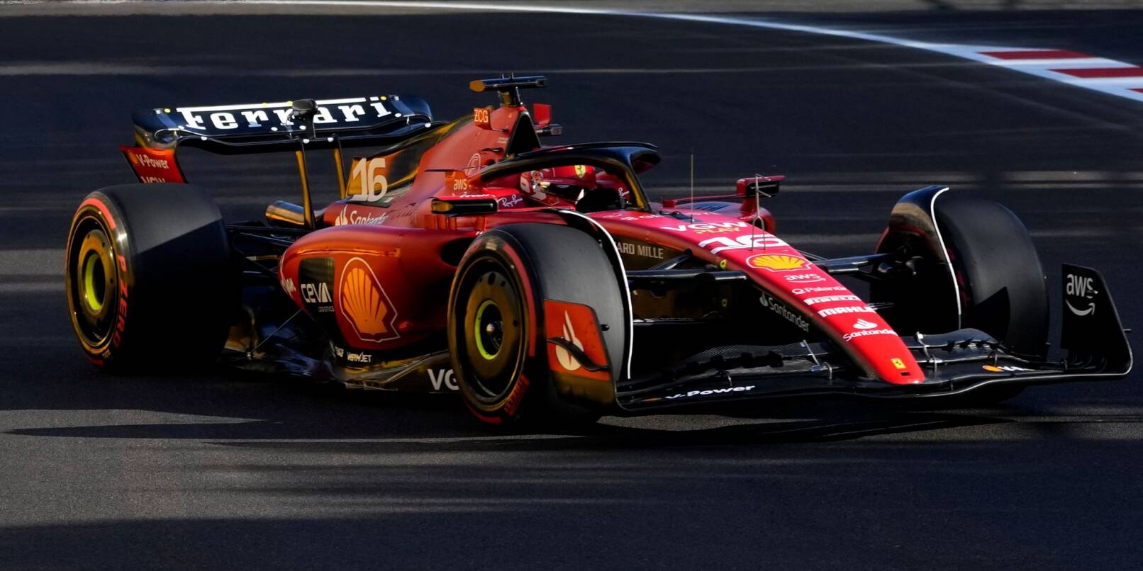 Ferrari-Pilot Charles Leclerc startet beim Sprint von ganz vorne.