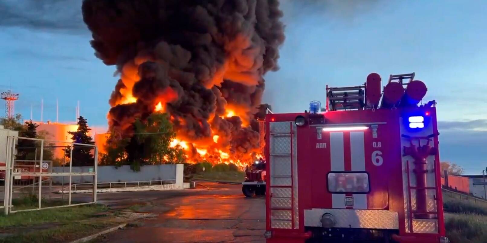 Auf diesem vom Telegram-Kanal des Gouverneurs von Sewastopol veröffentlichten Handout-Foto steigen Rauch und Flammen aus einem brennenden Treibstofftank in Sewastopol auf der Krim auf.