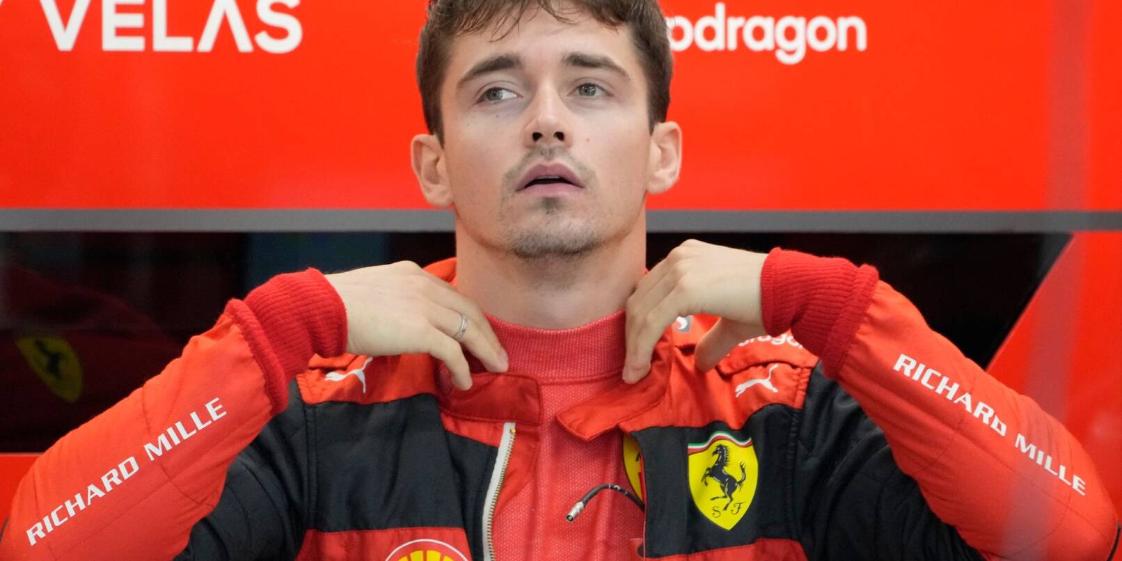 Ferrari-Pilot Charles Leclerc aus Monaco bereitet sich auf ein Training vor.