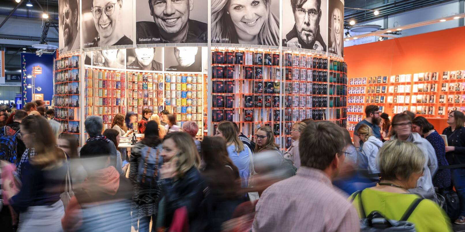 Die Besucherzahlen der Leipziger Buchmesse sind nach drei Jahren Zwangspause fast wieder auf dem Niveau wie vor Corona.