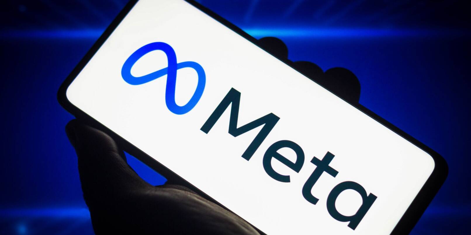 Ein Meta-Logo ist auf einem Smartphone zu sehen.