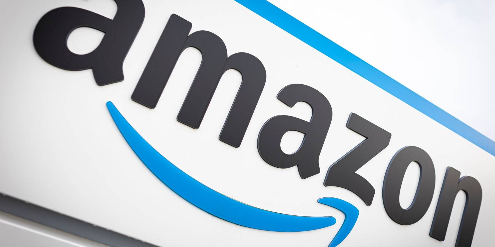 Das Logo von Amazon an einem Logistikzentrum des Online-Händlers.