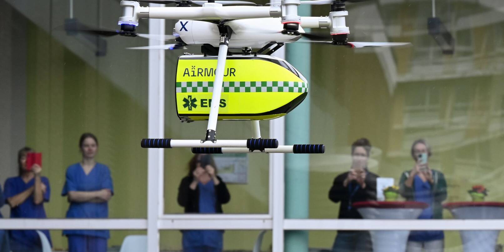Eine unbemannte Drohne landet während einer Demonstration auf dem Gelände der Pathologie am Klinikum Kassel.