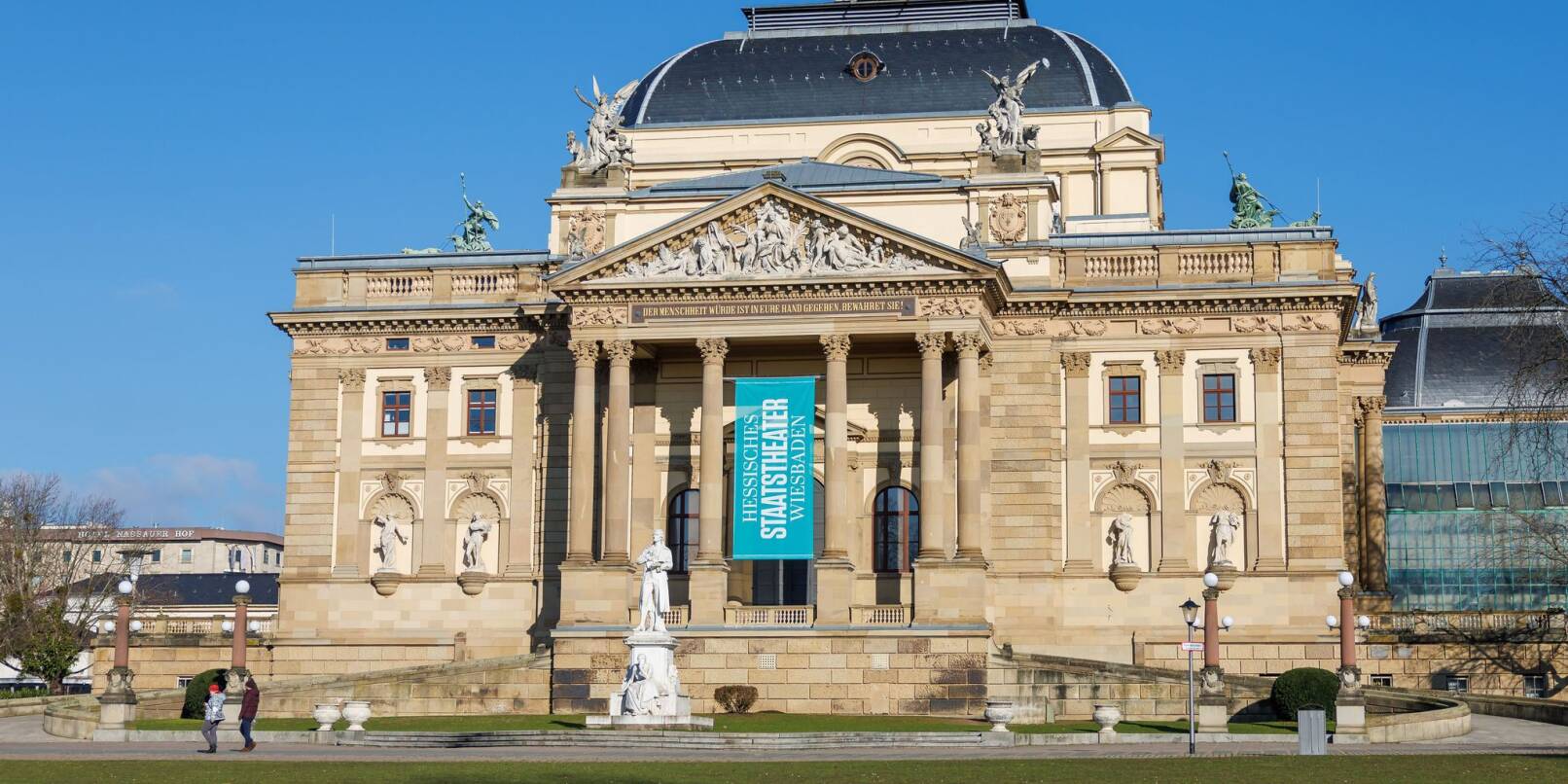 Das Hessische Staatstheater in Wiesbaden ist einer der Hauptorte der Internationalen Maifestspiele. (Archivbild) Das Hessische Staatstheater in Wiesbaden ist einer der Hauptorte der Internationalen Maifestspiele. (Archivbild)