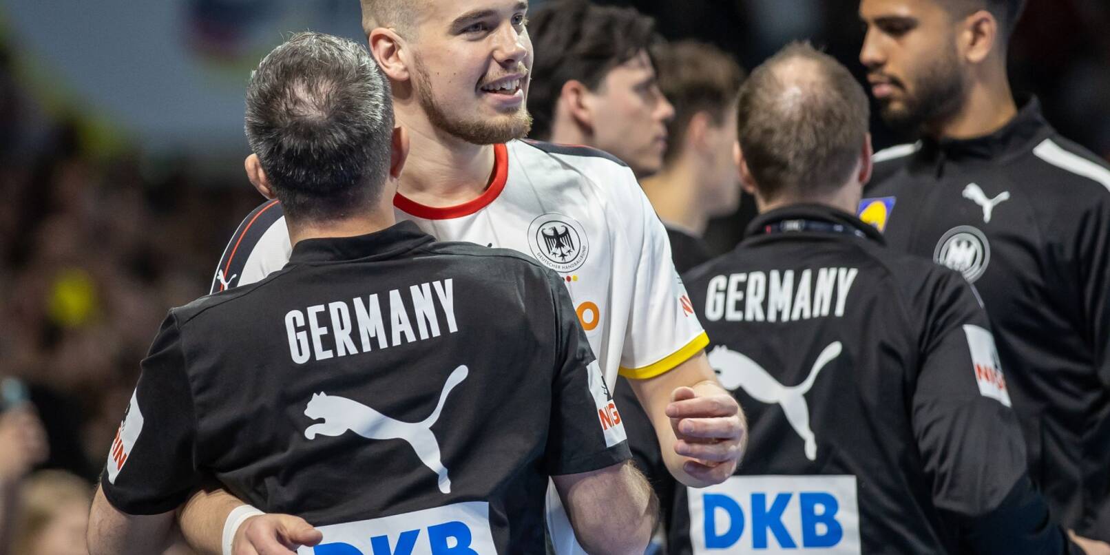 Die deutschen Handballer um Tim Zechel (M.) gewannen gegen Spanien. Die deutschen Handballer um Tim Zechel (M.) gewannen gegen Spanien.