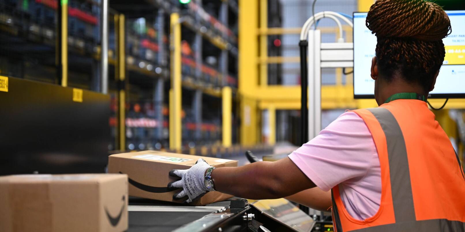 Eine Amazon-Mitarbeiterin an einem Standort des US-Logistikers in Dortmund - ein Job von 40.000 in Deutschland, Tendenz steigend. Eine Amazon-Mitarbeiterin an einem Standort des US-Logistikers in Dortmund - ein Job von 40.000 in Deutschland, Tendenz steigend.