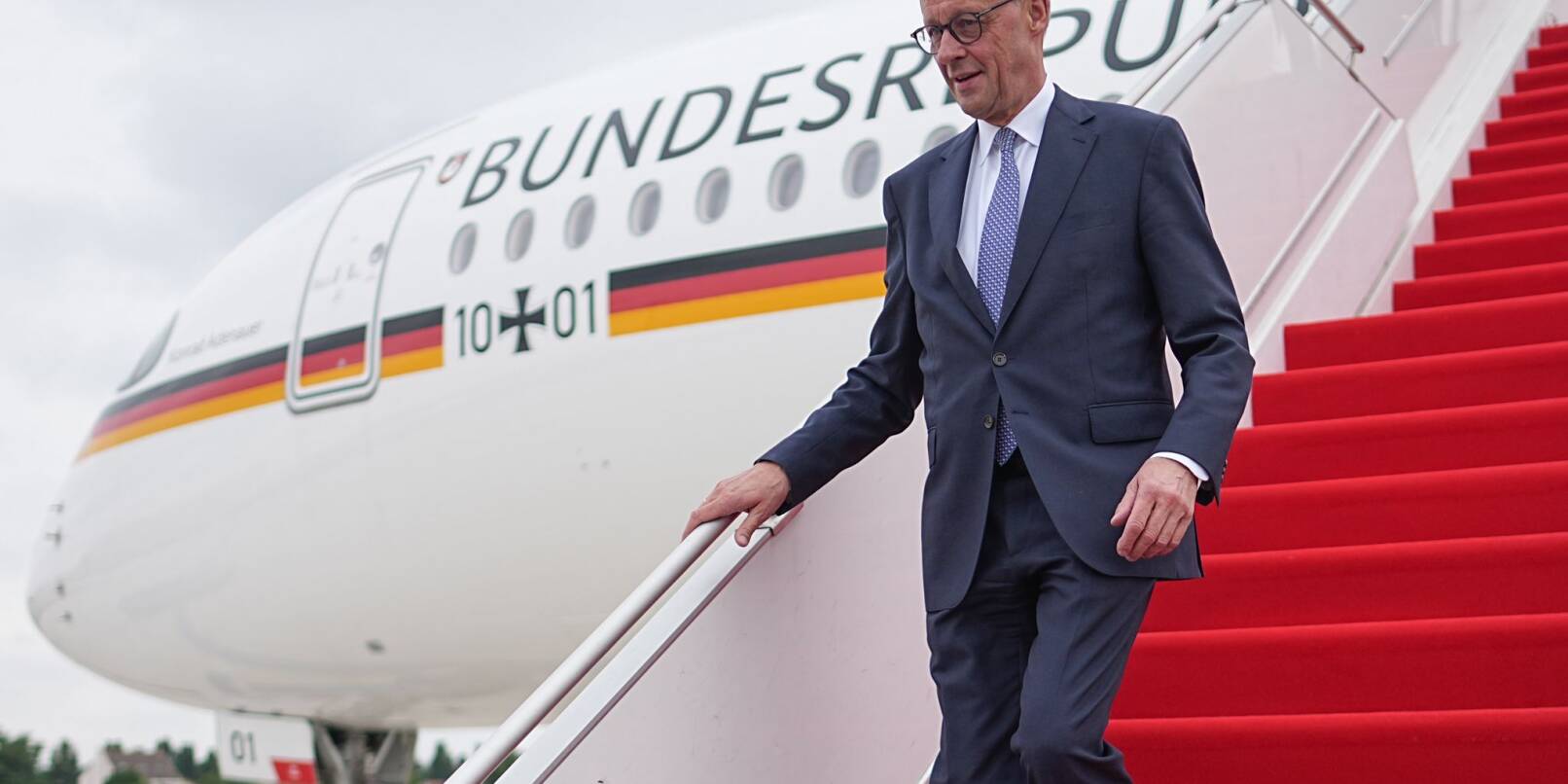 Der neue Bundeskanzler ist zu seinem ersten Besuch im Ausland in Paris eingetroffen. Der neue Bundeskanzler ist zu seinem ersten Besuch im Ausland in Paris eingetroffen.