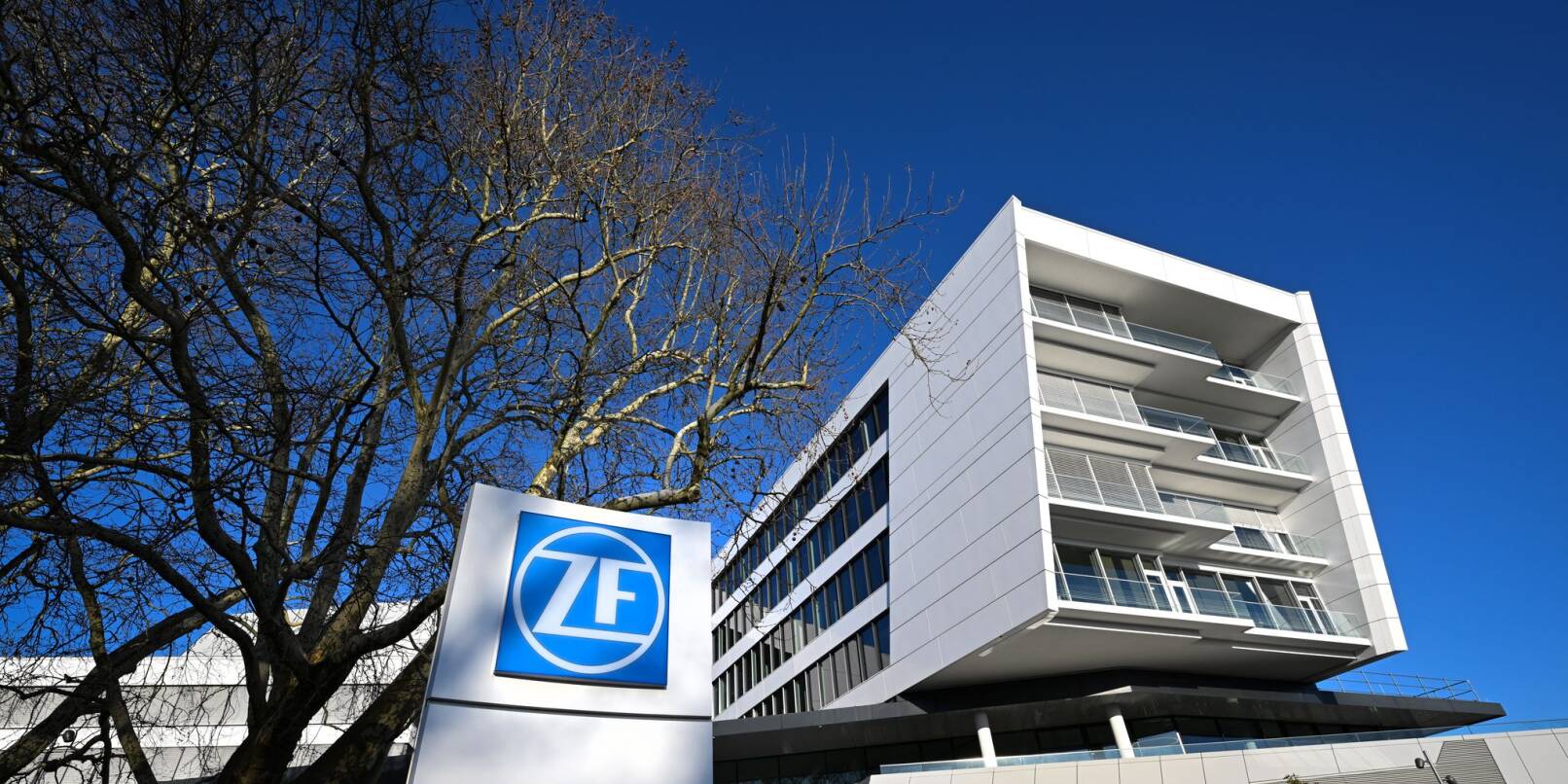 Automobilzulieferer ZF hatte im vergangenen Jahr tiefrote Zahlen geschrieben. Automobilzulieferer ZF hatte im vergangenen Jahr tiefrote Zahlen geschrieben.