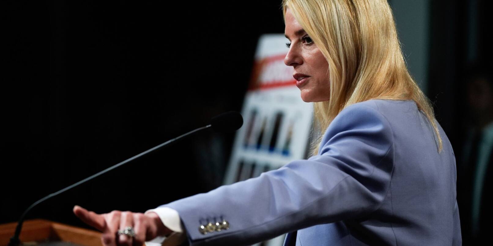 Erfolg für Trumps Justizministerin Pam Bondi: Anti-Drogenbehörden ist ein großer Schlag gegen den illegalen Drogenhandel gelungen. Erfolg für Trumps Justizministerin Pam Bondi: Anti-Drogenbehörden ist ein großer Schlag gegen den illegalen Drogenhandel gelungen.