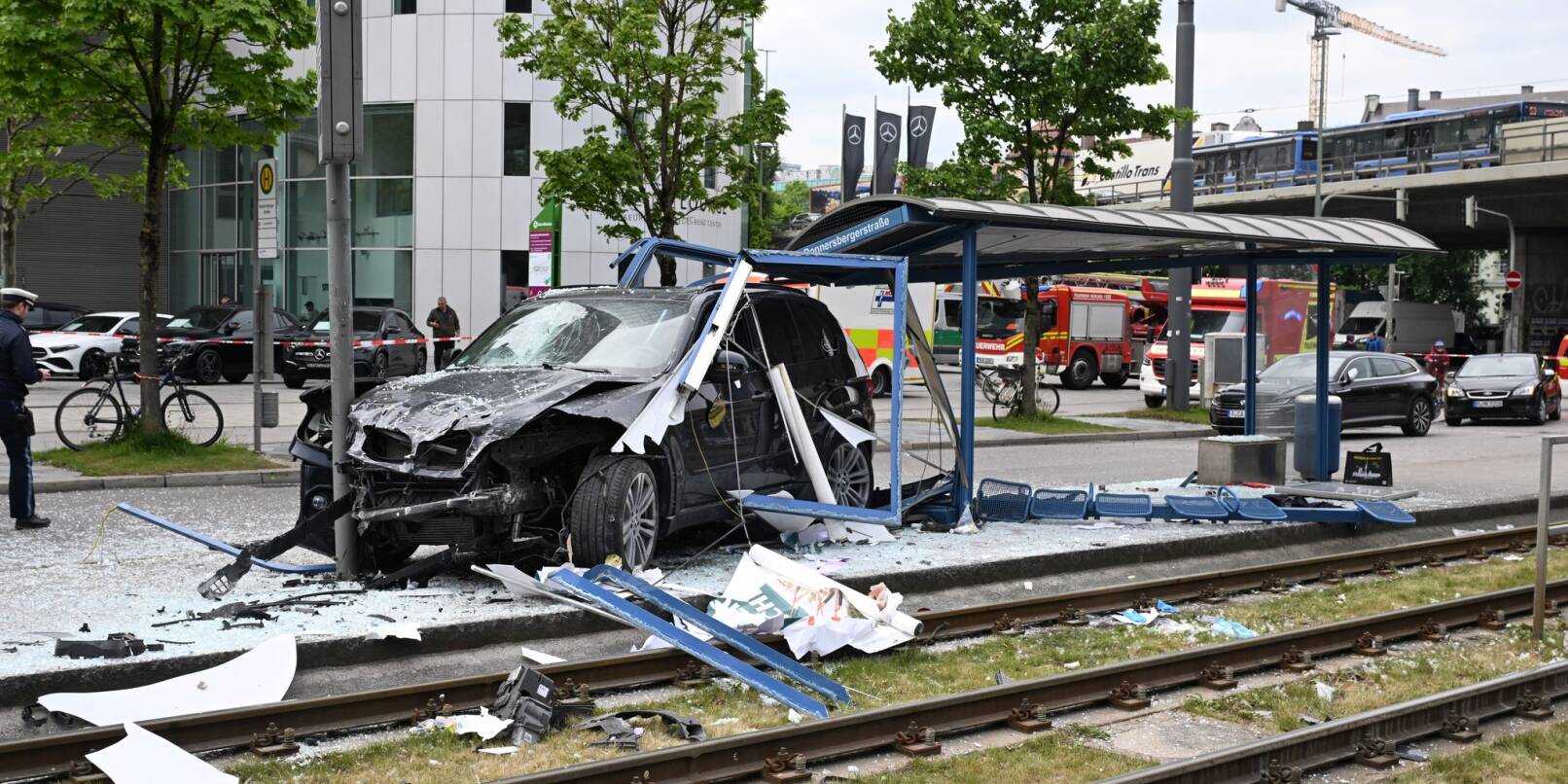 Das Auto fuhr in ein Haltestellenhäuschen nahe der Donnersbergerbrücke. Das Auto fuhr in ein Haltestellenhäuschen nahe der Donnersbergerbrücke.
