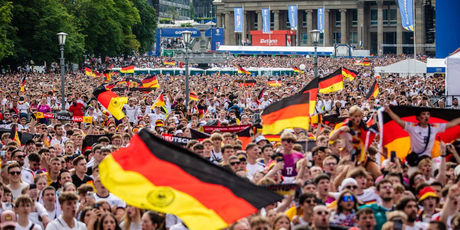 Statt Deutschland-Fahnen wie bei EM 2024 werden beim DFB-Pokalfinale vor allem die VfB-Farben rot und weiß auf dem Schlossplatz zu sehen sein. Statt Deutschland-Fahnen wie bei EM 2024 werden beim DFB-Pokalfinale vor allem die VfB-Farben rot und weiß auf dem Schlossplatz zu sehen sein.