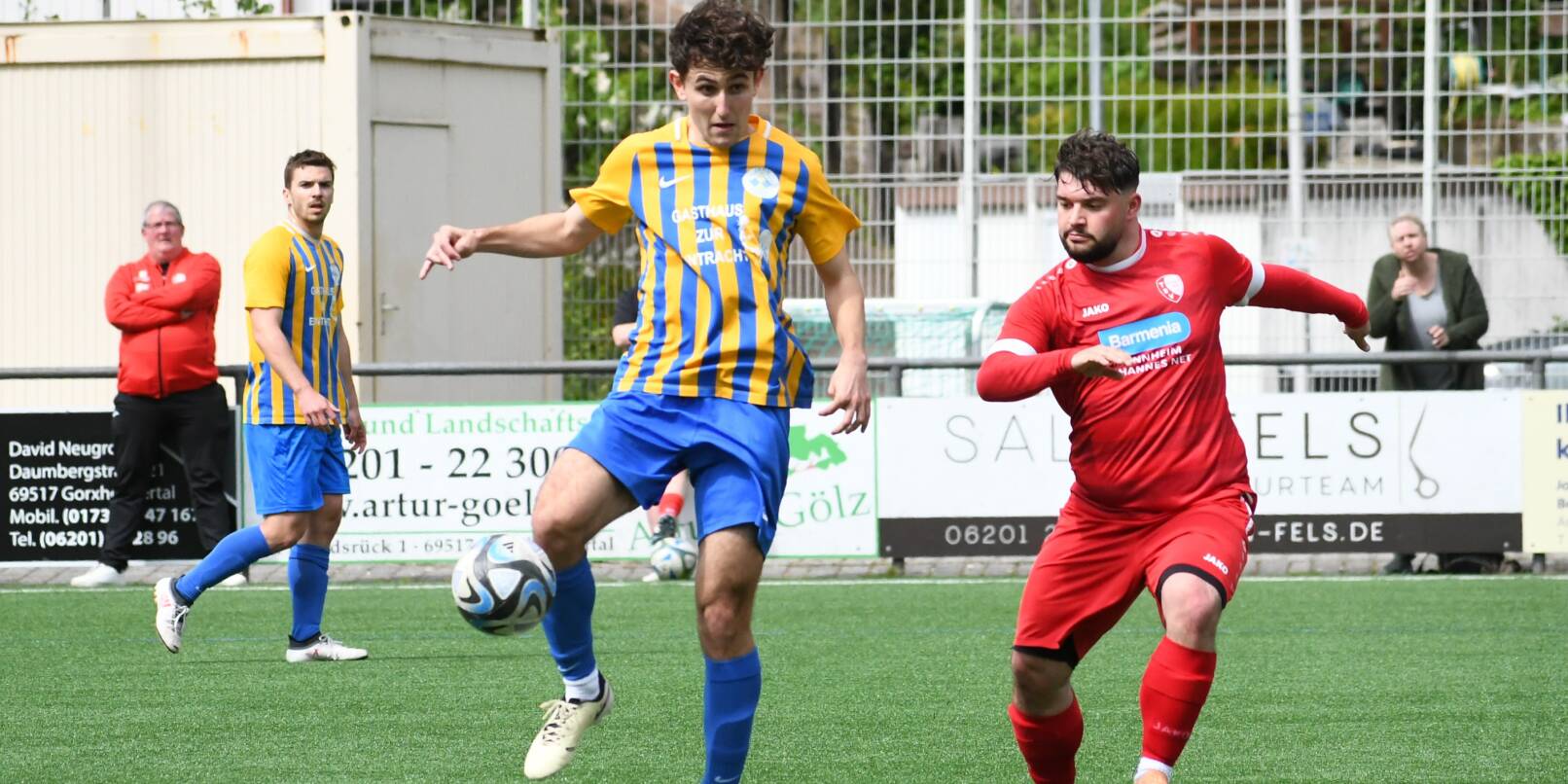 Robér-Kayra Angel Jarosch (Mitte) schirmt den Ball ab. Der Abräumer im Mittelfeld des A-Ligisten TG Jahn Trösel hat neben seinen Defensivqualitäten inzwischen auch Torinstinkt entwickelt. Robér-Kayra Angel Jarosch (Mitte) schirmt den Ball ab. Der Abräumer im Mittelfeld des A-Ligisten TG Jahn Trösel hat neben seinen Defensivqualitäten inzwischen auch Torinstinkt entwickelt.