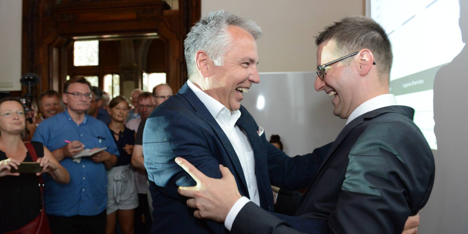 2018 gehörte Landrat Stefan Dallinger (links) zu den ersten Gratulanten, als Manuel Just die Weinheimer OB-Wahl gewonnen hatte (Archivbild). Just werden Ambitionen nachgesagt, 2026 Dallingers Nachfolger im Landratsamt zu werden. 2018 gehörte Landrat Stefan Dallinger (links) zu den ersten Gratulanten, als Manuel Just die Weinheimer OB-Wahl gewonnen hatte (Archivbild). Just werden Ambitionen nachgesagt, 2026 Dallingers Nachfolger im Landratsamt zu werden.